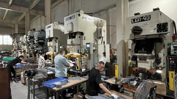 Concasse métallique de tôle de pliage de précision automobile avec service de marque de logo personnalisé