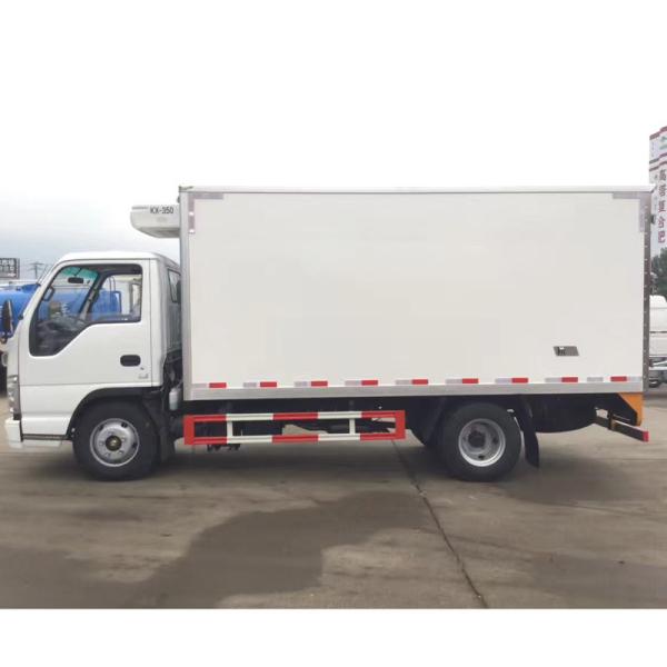 Dongfeng 4X2 5000 Kg Refrigerated Box Truck , Reefer Delivery Truck 99km/h Max Speed