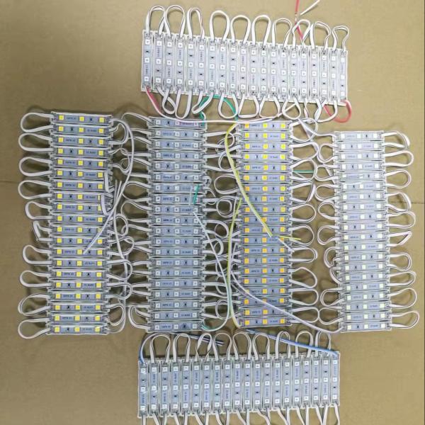 Module LED 7512-5050 RGB 0,72W LM60-66LM Angle 160 IP65 avec la boîte lumineuse affichant les différents caractères lumineux