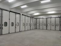 Puertas plegables grises sin motor con bisagras de hierro fundido
