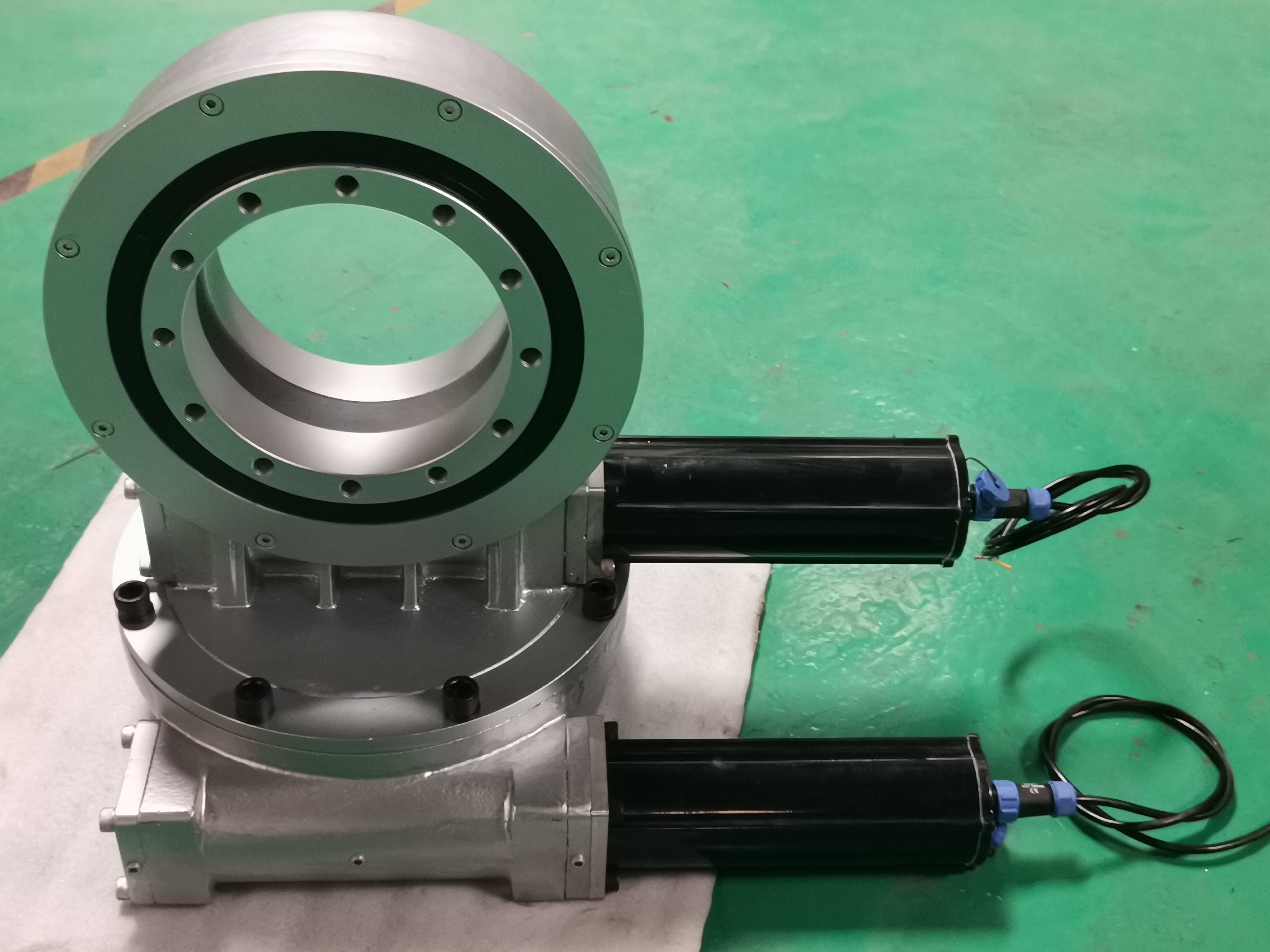 SDE7  Dual Axis IP66 12000Nm Heavy Duty High Quality and Low Price Solar Tracking System Electric Slewing Drive with DC Motor
