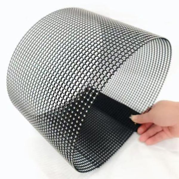 P6.25 The highest transmittance can reach 95% ,without affecting the daily lighting, just stick
the membrane screen lightly, and thenconnect the signal and power supply.