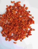 La carotte crue déshydratée ébrèche la couleur saine d'orange de paquet de carton de puces de carotte