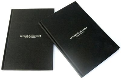 Support matériel d'unité centrale sur le conseil gris pour le service d'imprimantes de livre relié de couverture