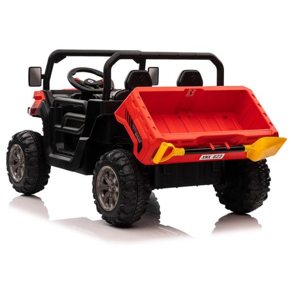 Мальчики от 8 до 13 лет ездят на строительном грузовике