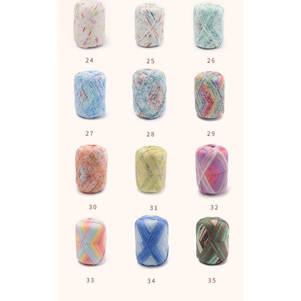 Рука вязания крючком вяжет хлопчатобумажную пряжу пряжи 100% шелковистую