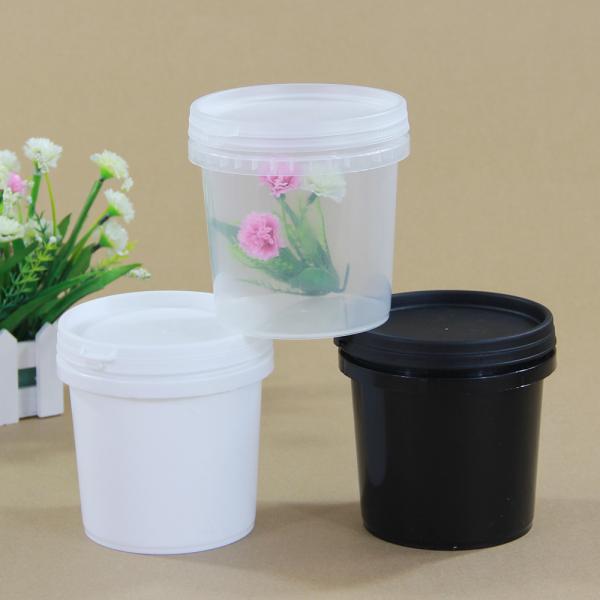 Поставленная круглая пластиковая ведра объемом 4 л для упаковки химической жидкости и образца