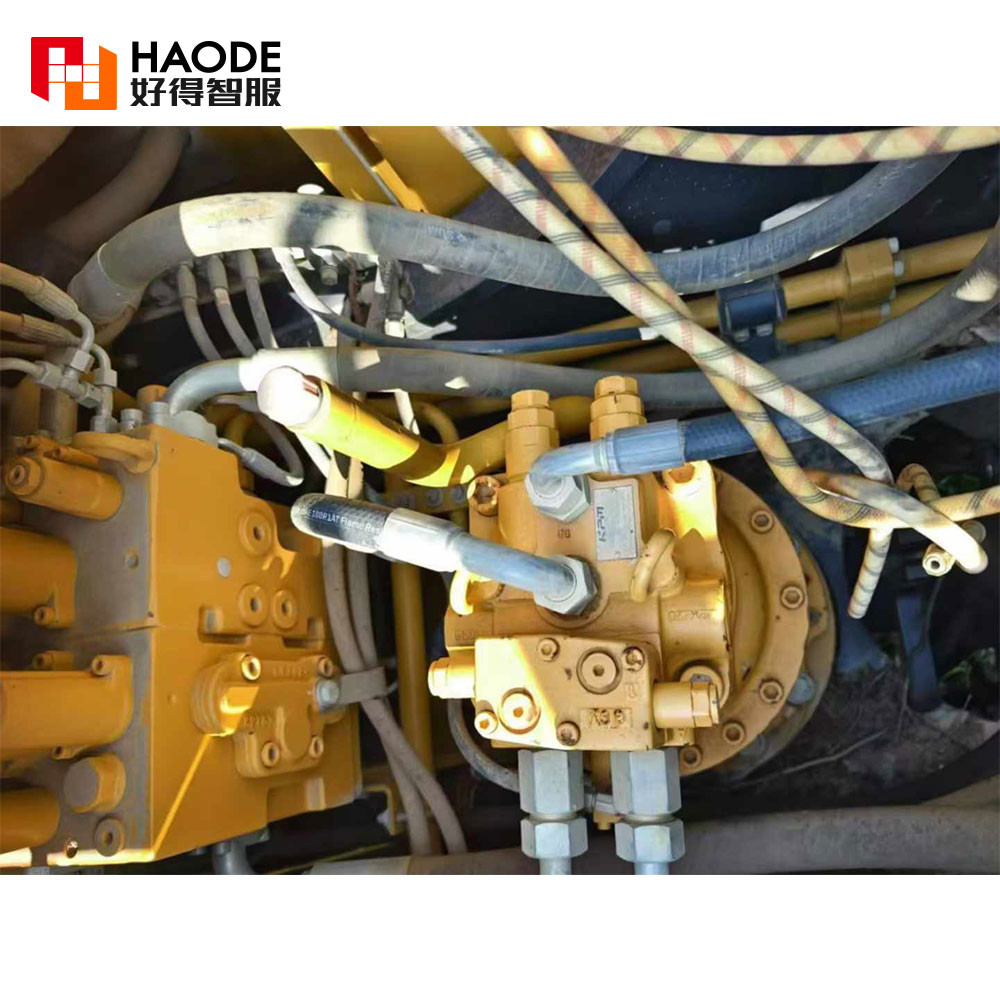 Подержанный экскаватор Komatsu 215-10 Средний на складе Подержанный экскаватор Komatsu PC100