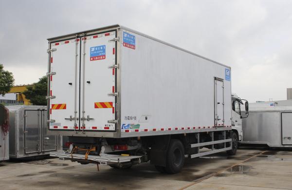 20ft Dongfeng 4x2 Refrigerated Box Trailer / Refrigerated Cargo Van Diesel Fuel Type