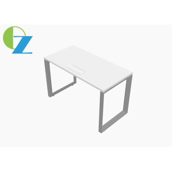 Современный 1 человек стучает вниз столом рабочего места офиса