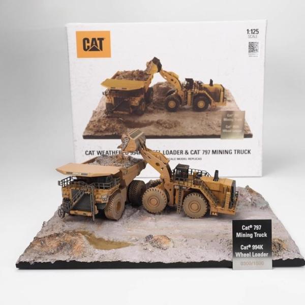 Diecast Masters 1/125 Scale Wheel Loader & Mining Dump Truck Muddy Scene Model Set 85762