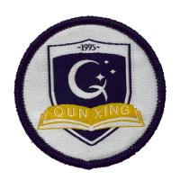 Insignias uniformes de encargo de la frontera de Merrowed del negro de Logo Iron On Woven Patch de la escuela