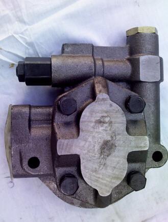 Komatsu Hydraulic parts PC220-3 hydraulic gear pump 704-24-28200