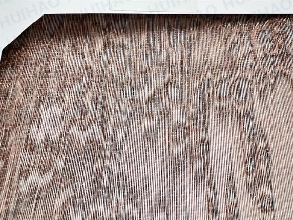青銅色のガラス薄板にされた建築正面のクラッディングを金網