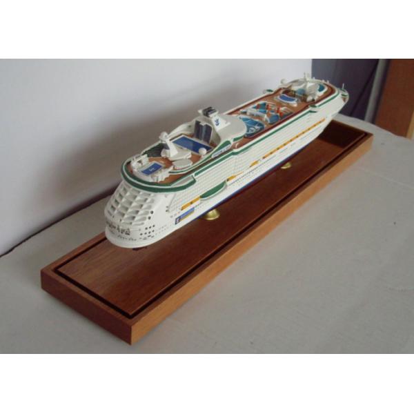 Scale 1:900 Outdoor Decoration Carnival freedom Cruise Ship Model With Alloy Diecast Anchor Material