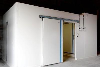 A unidade personalizada 42KG/M3 de 4*8*2.6M Cold Room Cooling curvou salas frias comerciais do canto