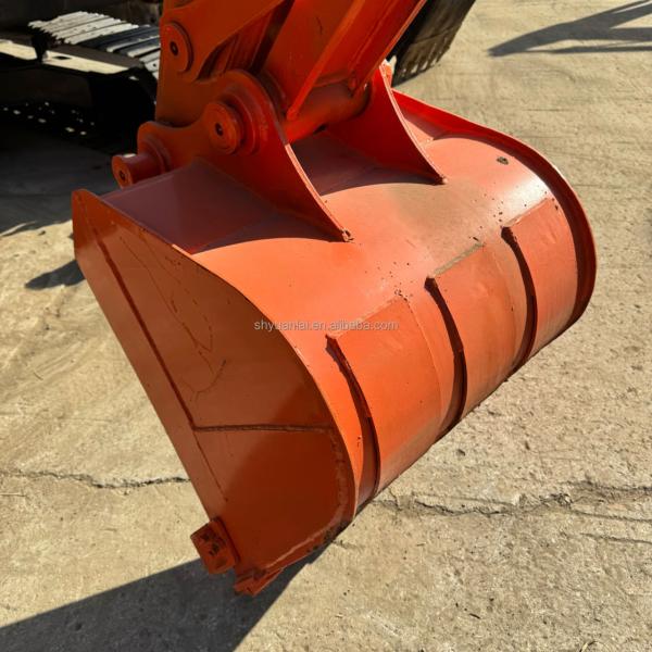 Excavateur HITACHI ZX70 de 7 tonnes d'occasion avec peu de temps de travail et en bon état