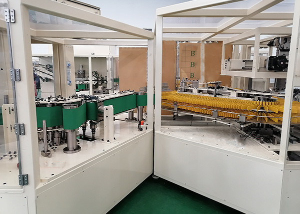 Полная машина штабелеукладчика пеленки сервопривода, машина брюк тренировки млад