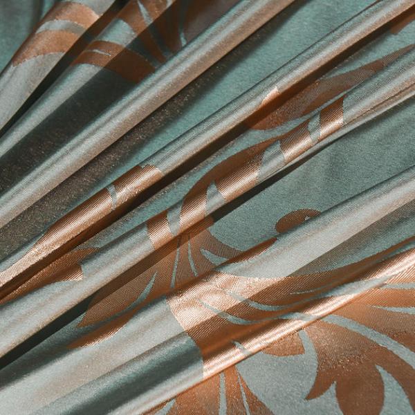 Un lit de lit de luxe en satin de style européen avec un design Jacquard exquis.