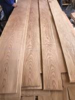 Finisseur de bois naturel avec motif uniforme
