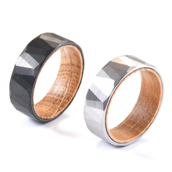 L'échantillon de fabrication d'une bague en tungstène martelée à facettes de 8 mm avec baril de whisky en bois