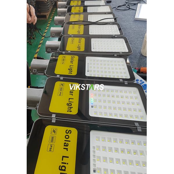200W 300W 400W 500W Classsic Aluminum Solar Street Lights For Village Yard Outdoor