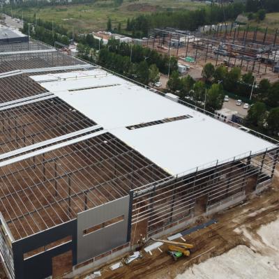 Bâtiment à structure en acier industriel avec charpente galvanisée à chaud