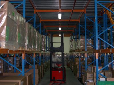 Pintura de pulverizador resistente industrial da cremalheira da pálete com o estoque dos assoalhos de mezanino