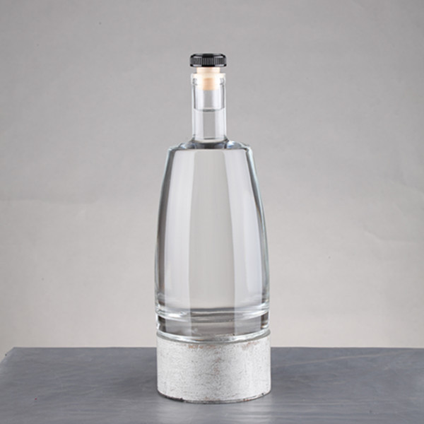 Customized Crystal Glass Juice Bottle from Italy with Cork Sealing Type