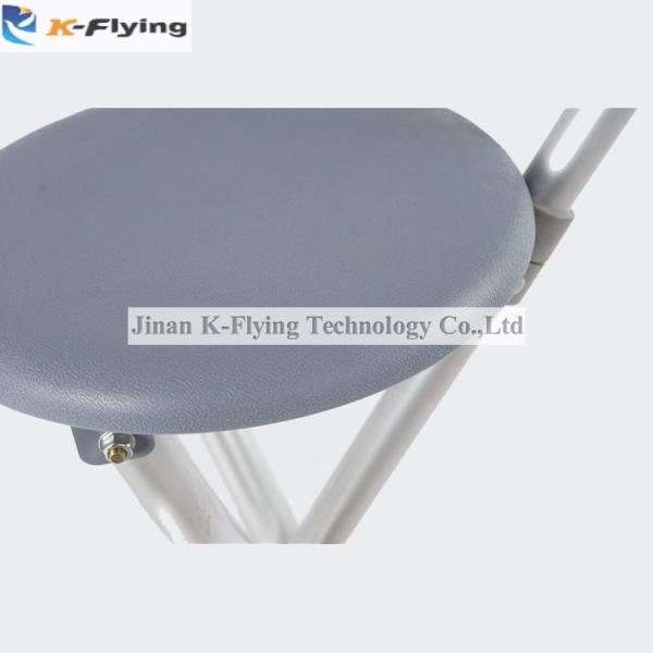 Неработающая пожилая алюминиевая тросточка идя ручки складчатости с местом