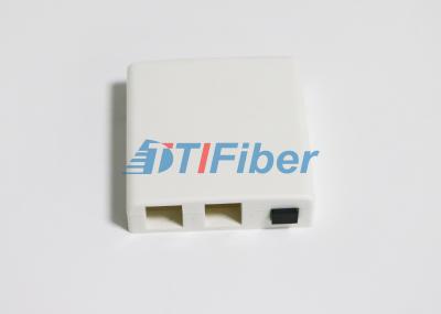 Caixa da terminação da rede FTTH com adaptador e as tranças de fibra ótica