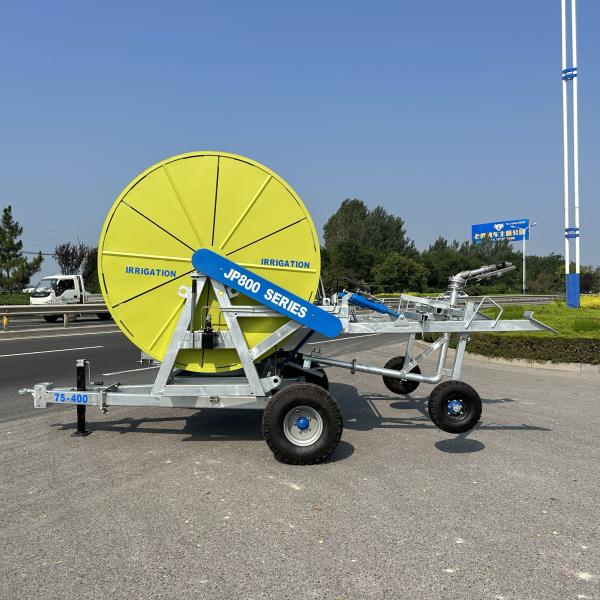 Sistema de riego de regadío con bobina de manguera para regar tierras agrícolas