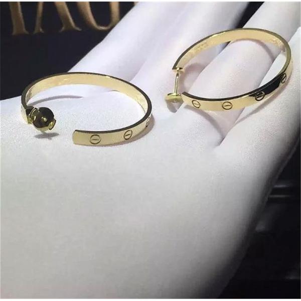 C Love earrings, 18K gold 18K gold. With a screwdriver. Jewelry factory in Shenzhen, China