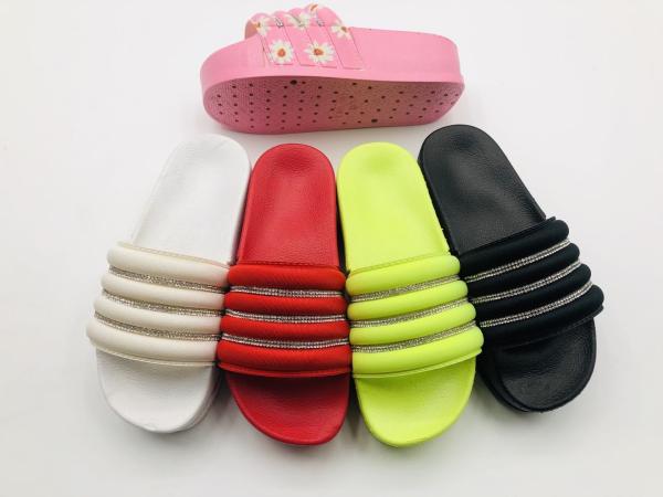 Wholesale 2020 Slides Bathroom Flat Slippers Fashion Casual White Fancy Rubber Woman Slippers