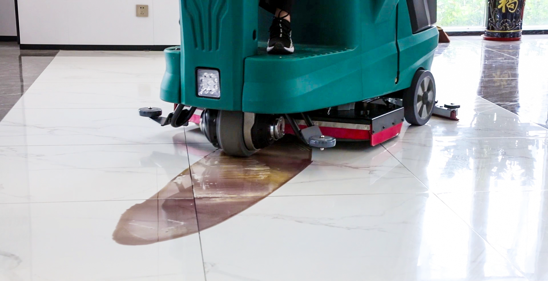 130L Ride On Floor Scrubber Vacuum Drivable Floor Cleaner Sweeper Machine