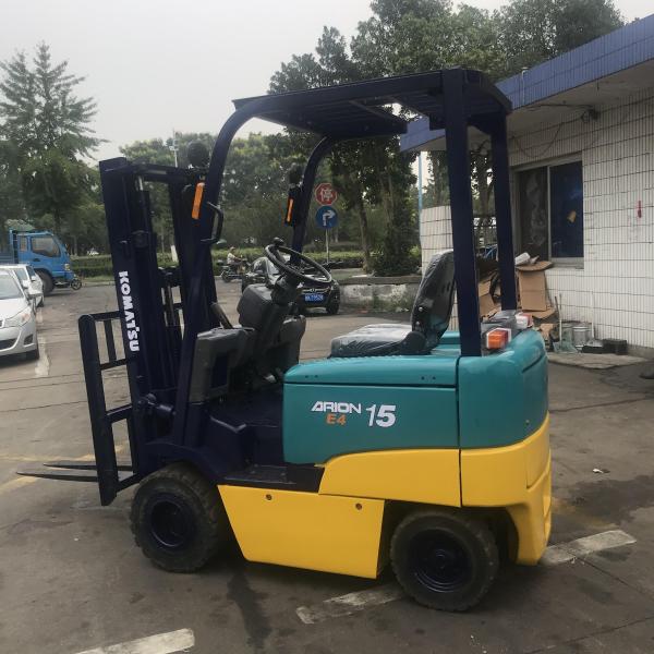 Komatsu 1,5 toneladas de elevadora eléctrica usada amarilla y verde para la manipulación de materiales industriales