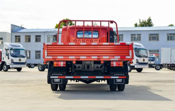 Camion léger SINOTRUK HOWO Titan H 140 chevaux, rangée de 3,85 mètres, demi-rail (8 vitesses)