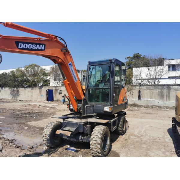 Excavadora de ruedas Doosan DX60W con motor YANMAR y capacidad de cubo de 0,21m3