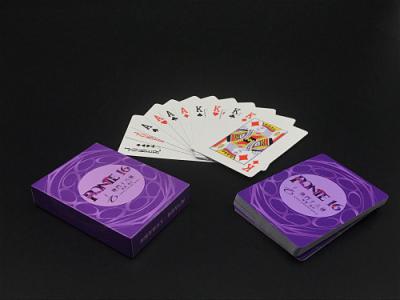 Cor roxa cartões de jogo impressos do papel de 300gsm C2S 63x88mm Tuck Box Packaging