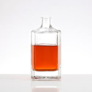 Variedade de garrafas de vidro de brandy com tipo de vedação e cortiça