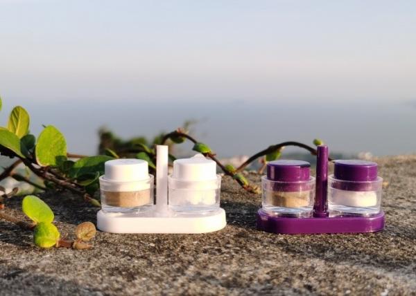 Des mélangeurs d'arômes en plastique à usage unique avec du sel et du poivre noir à l'intérieur préemballés polyvalents, jetables