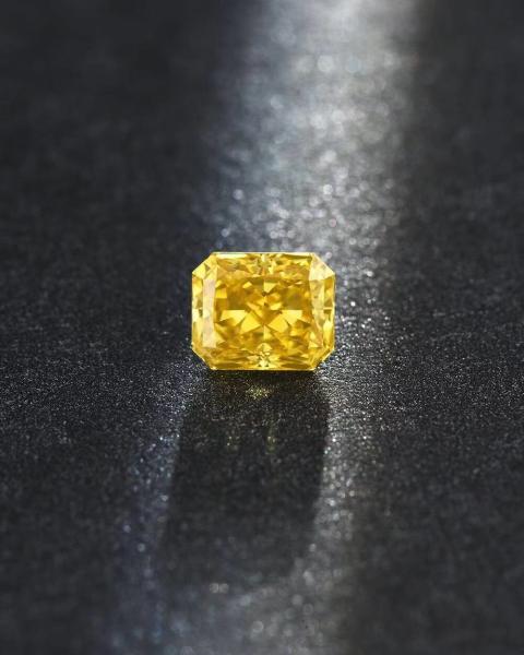 HPHT Diamond Man Made Radiant Cut amarelo vívido extravagante 2.09ct IGI habilitado