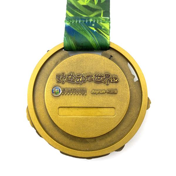 Старинный золотой медаль на тематику животных