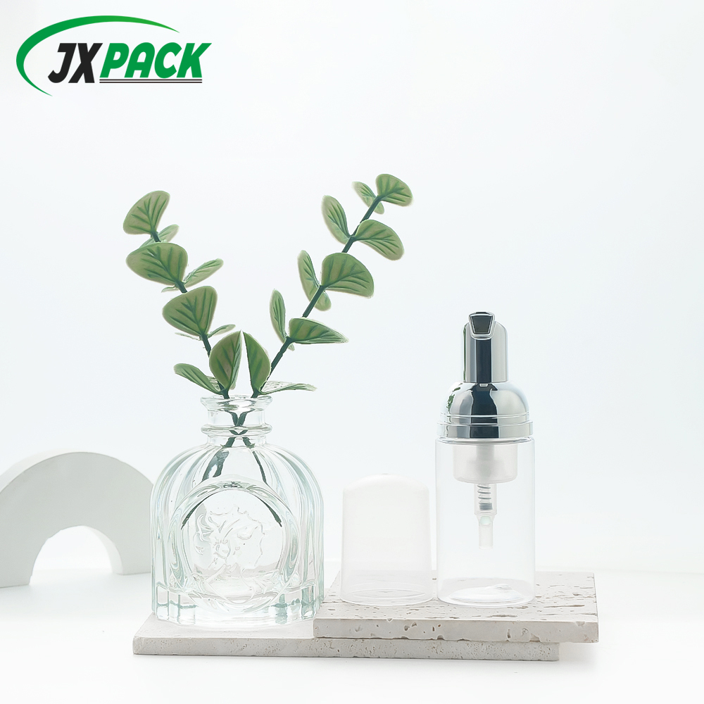 White Plastic Foam Pump Bottle For Skin Care And Shampoo Products With A Cap For Packaging