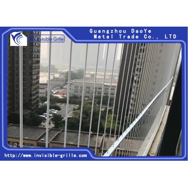 O conceito moderno das crianças que ficam na grade invisível do balcão alto da construção da elevação