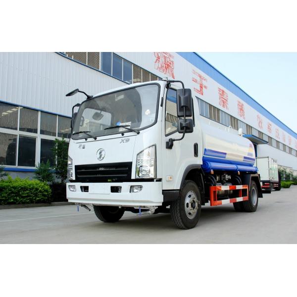 Combinar caminhões de água, limpadores de ruas chineses e caminhões de limpeza de ruas