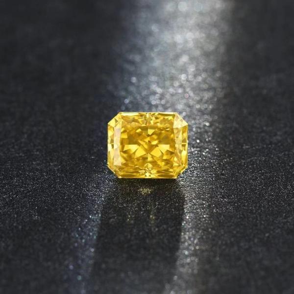 HPHT Diamond Man Made Radiant Cut amarelo vívido extravagante 2.09ct IGI habilitado