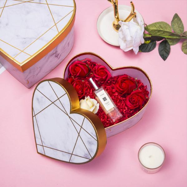 O coração dá forma à caixa dos doces do dia de Valentim marmoreando de caixa de presente de papel do cartão ajustada para o Presente Perfume das senhoras