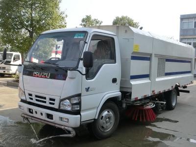 Caminhão da vassoura de estrada do vácuo de Isuzu 4 toneladas 4000 litros com o escaninho de poeira 5cbm