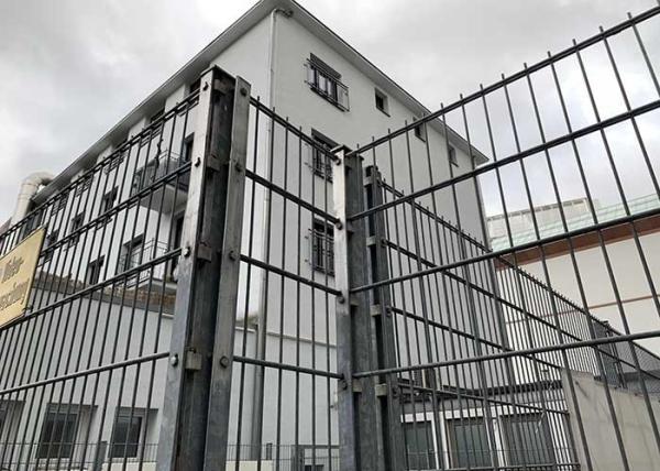 O Pvc verde revestiu o fio soldado de aço rolou o jardim que cerca a altura de 2m